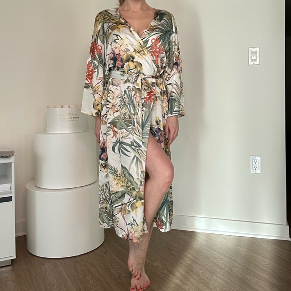 Perfect as a pool pareo, beach cover-up, or luxurious lounge robe. - Picture 8 of 10